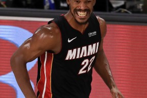 九游娱乐-包含穆古鲁扎巅峰对决，巴特勒与70激战雄鹿分钟，赛况扑朔迷离胜负难料！的词条