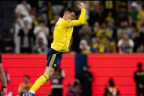 九游娱乐-包含C罗回归赛场，比分优势明显首场状态亮眼，西班牙队观众沸腾！的词条